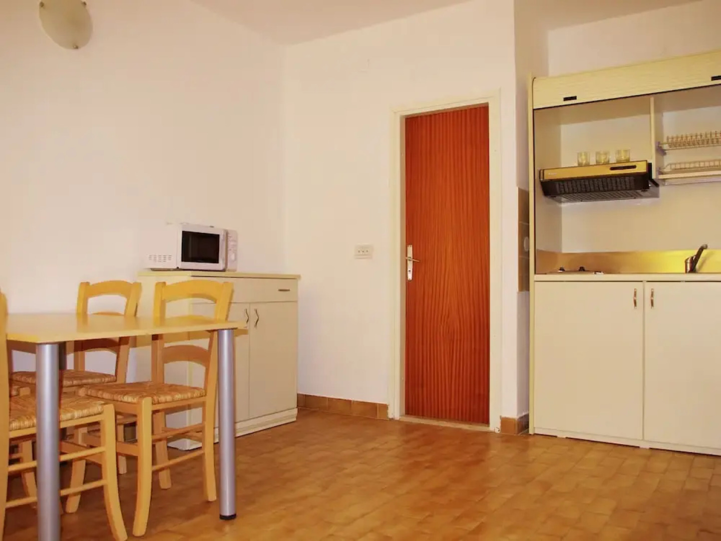 Tidy Apartment With Wifi, 4 km From City of Trogir