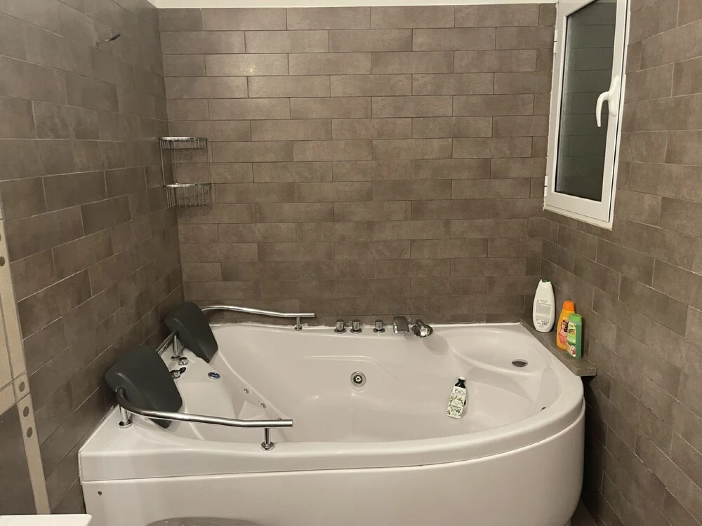 Luxurious 6 Bedroom Villa In a Great Location