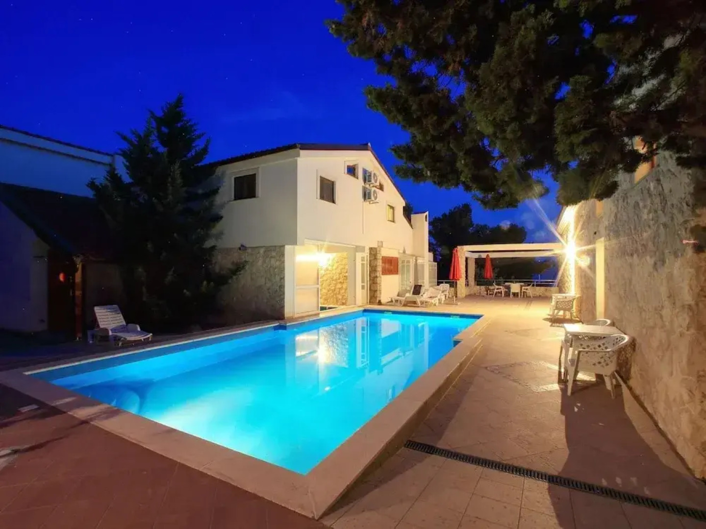 Fantastic Holiday Home With Amazing Garden, Private Pool, Directly on the Beach
