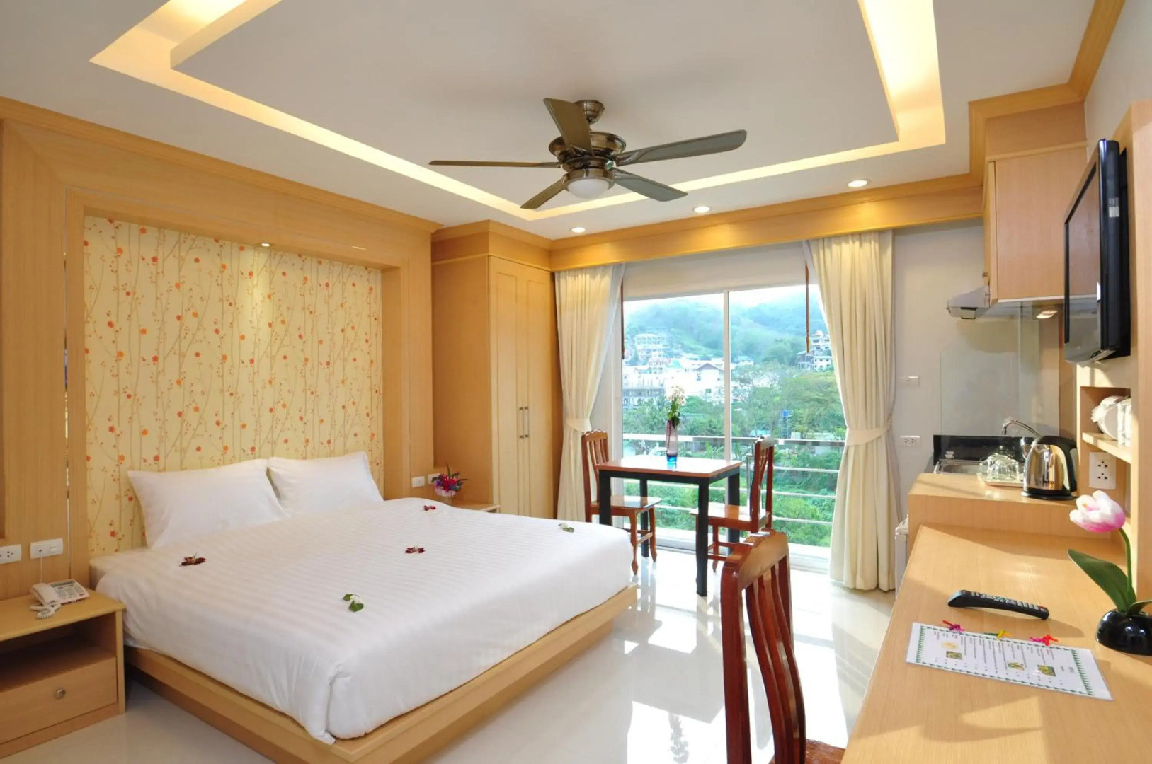 Green Harbor Hotel & Service Apartment