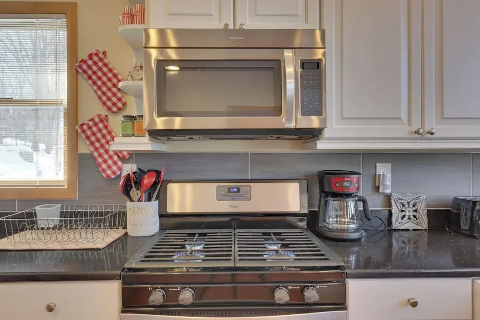 Large Deck + Resort Amenities: Lake Ariel Retreat