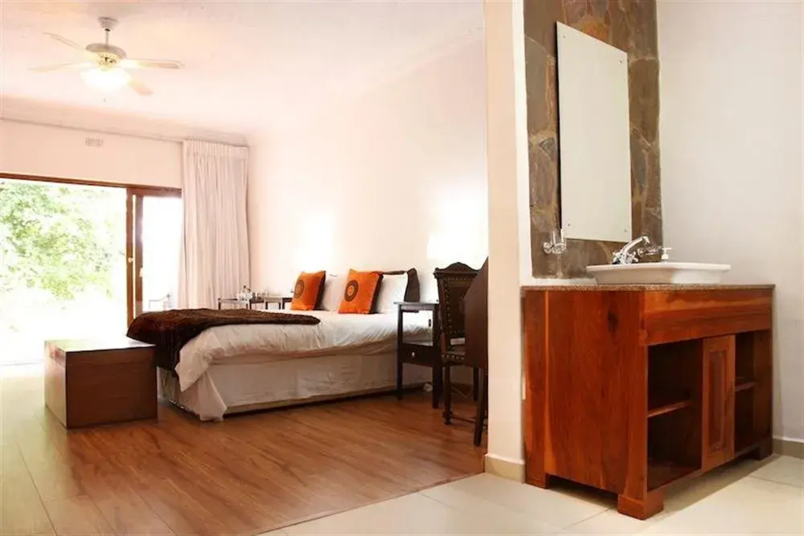 Thorn Tree Lodge