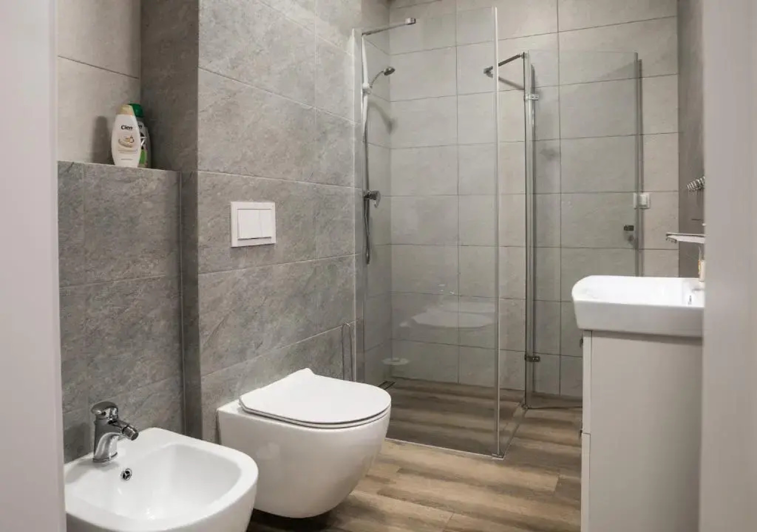 Aston -domek przy lesie, przestronny