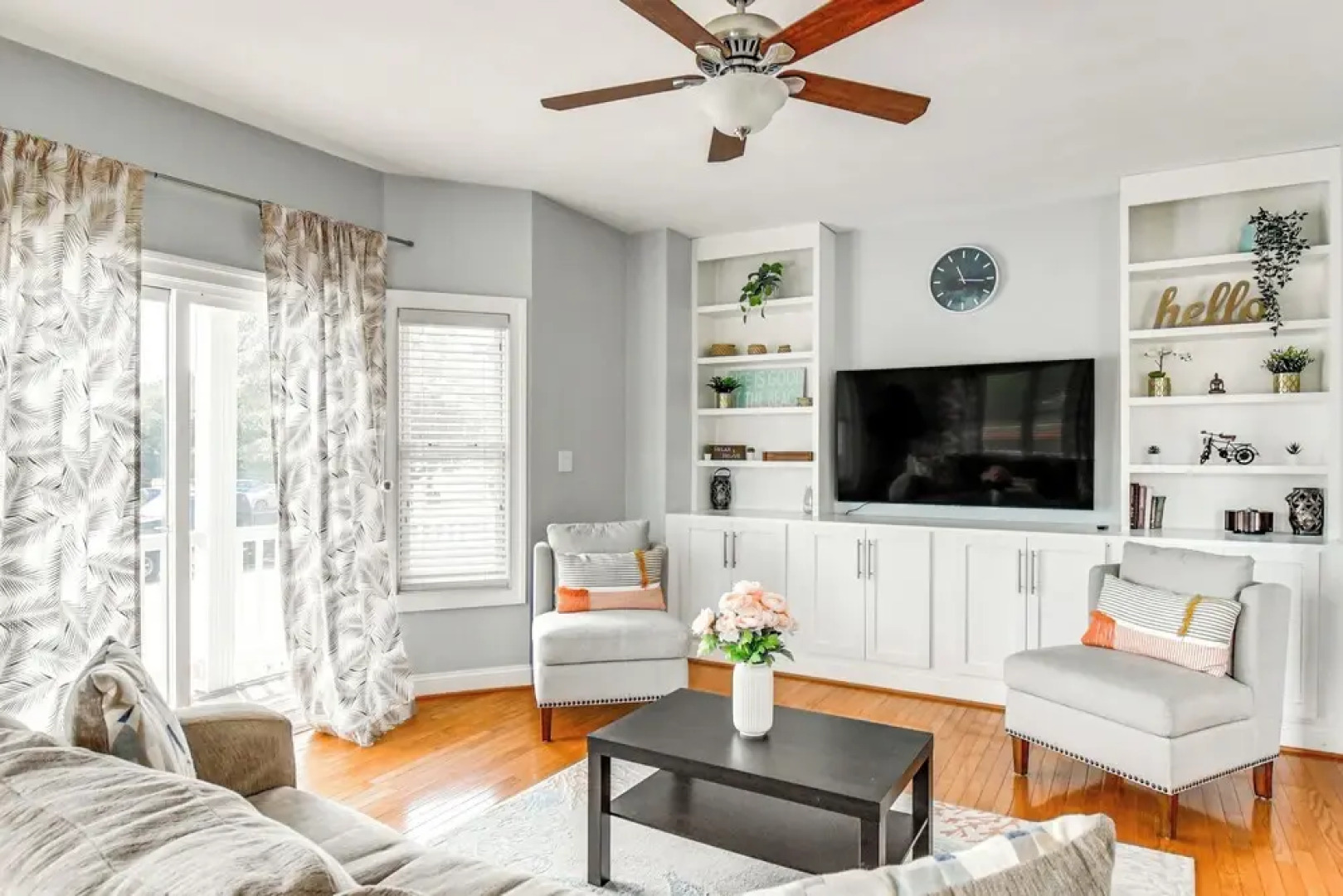 Inviting Norfolk Family Retreat: 1 Block to Beach!