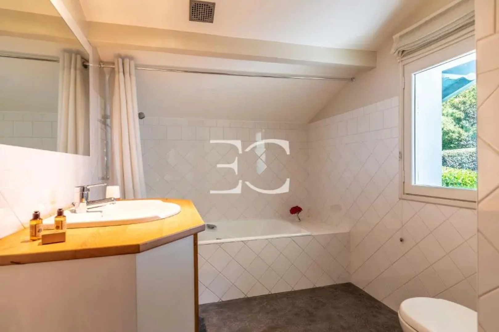 Easy Clés- Splendid 8 bedrooms property & pool