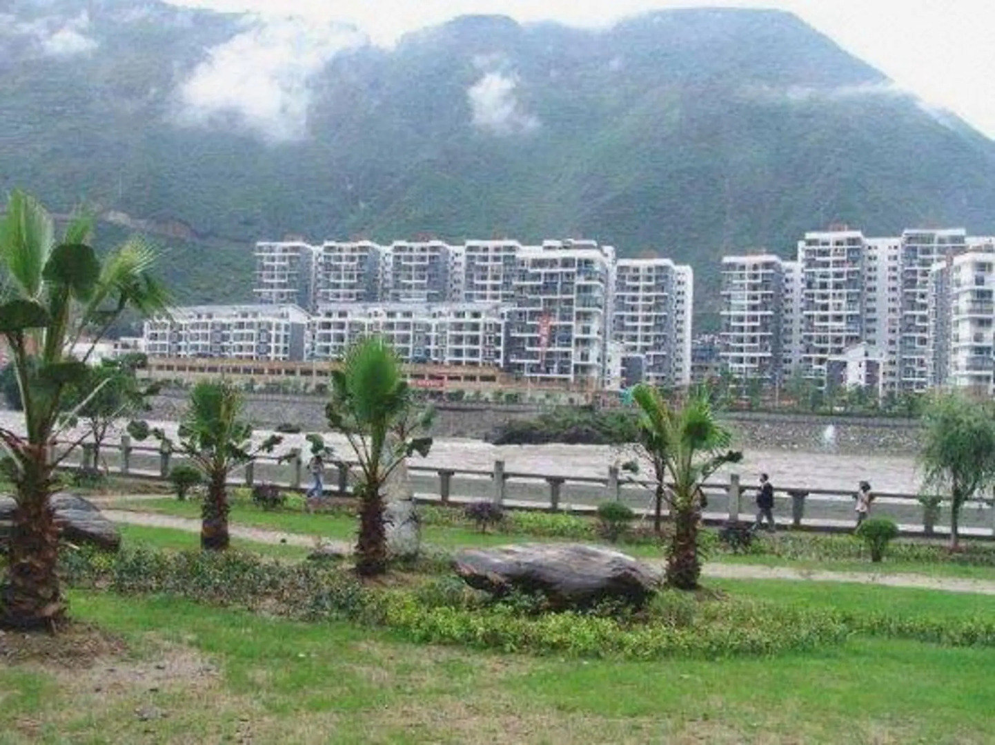 Zhengba Shilixiang Courtyard (Luding Daduhe Bridge)