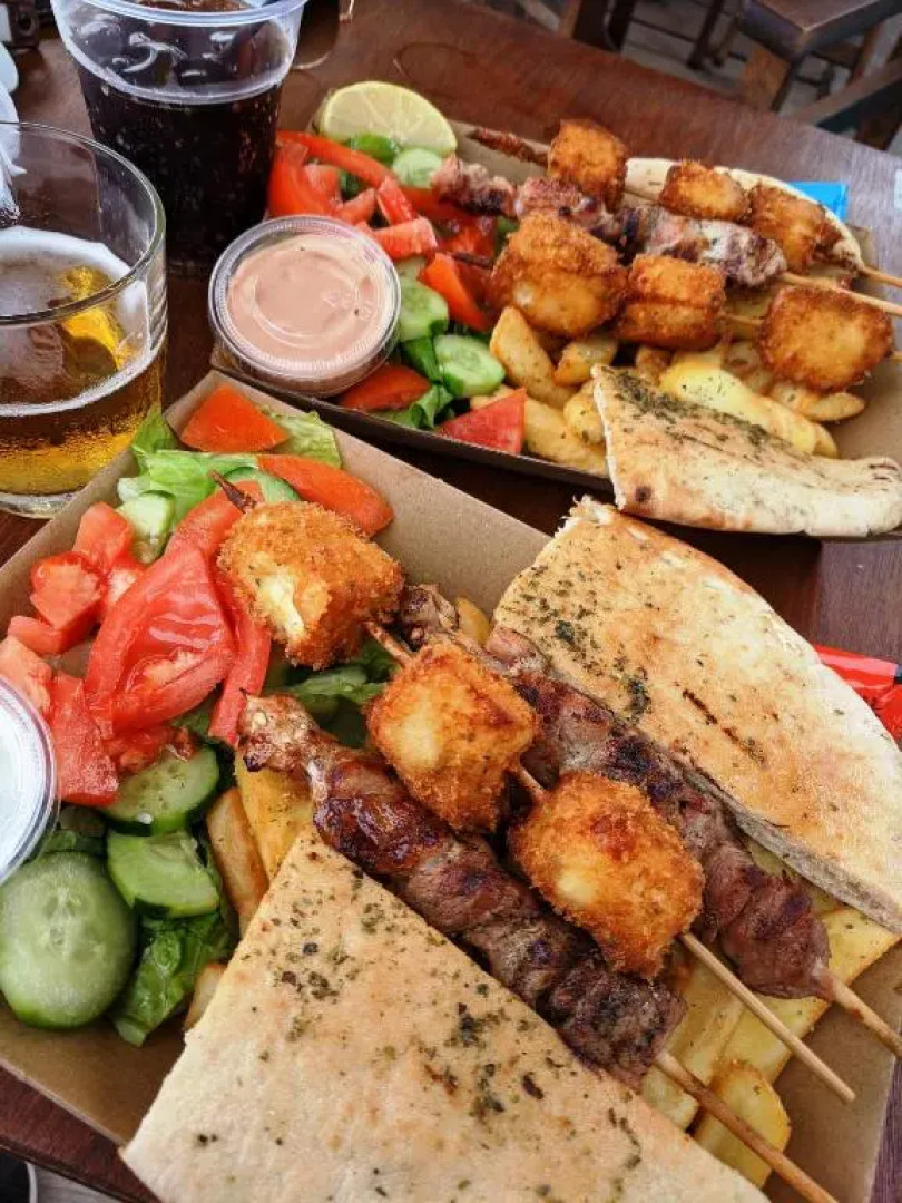 104 Excellent 2 bed apartment with pool view, AC & gym!