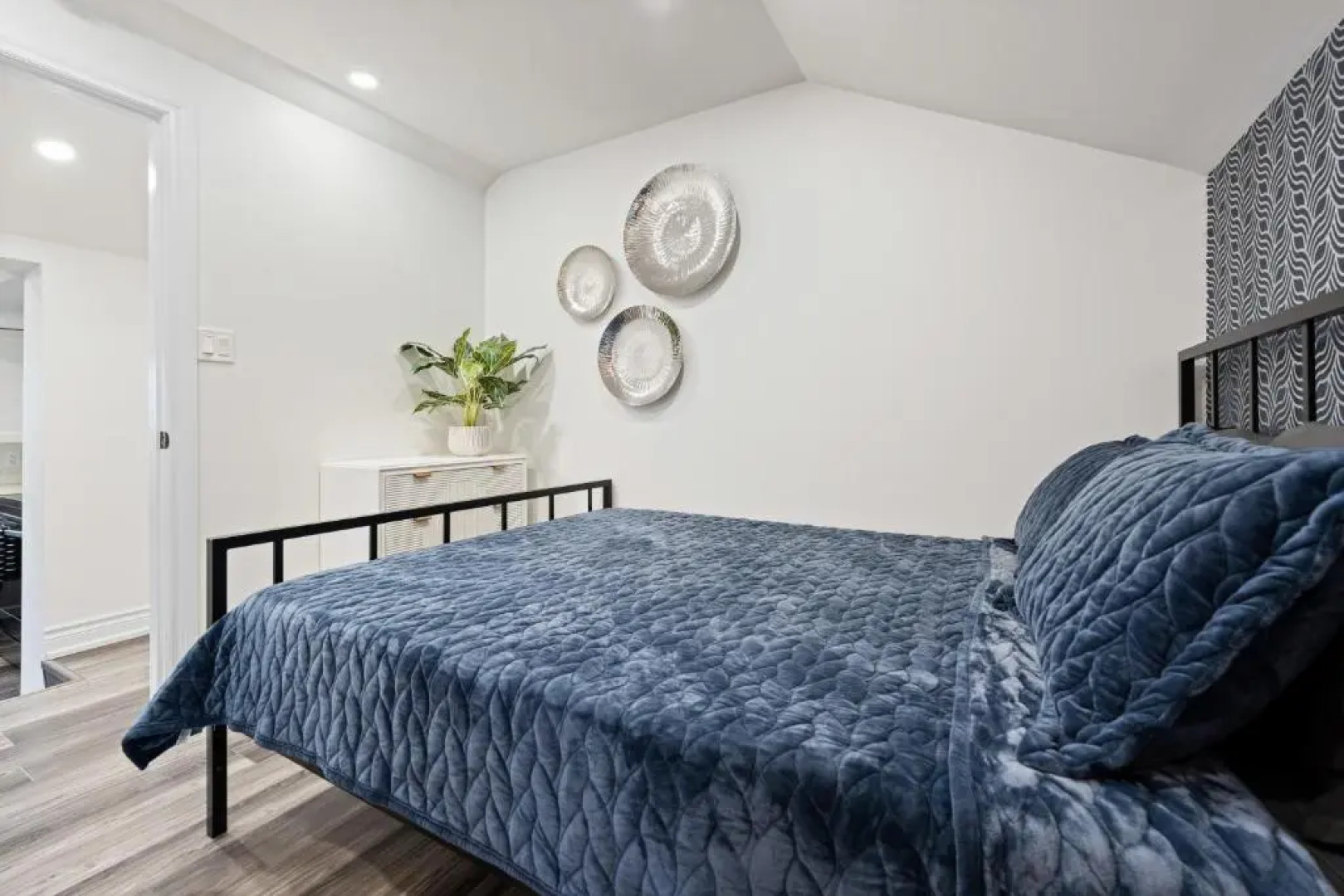 Lake Erie luxurious 2 BDR Condo with Beach access