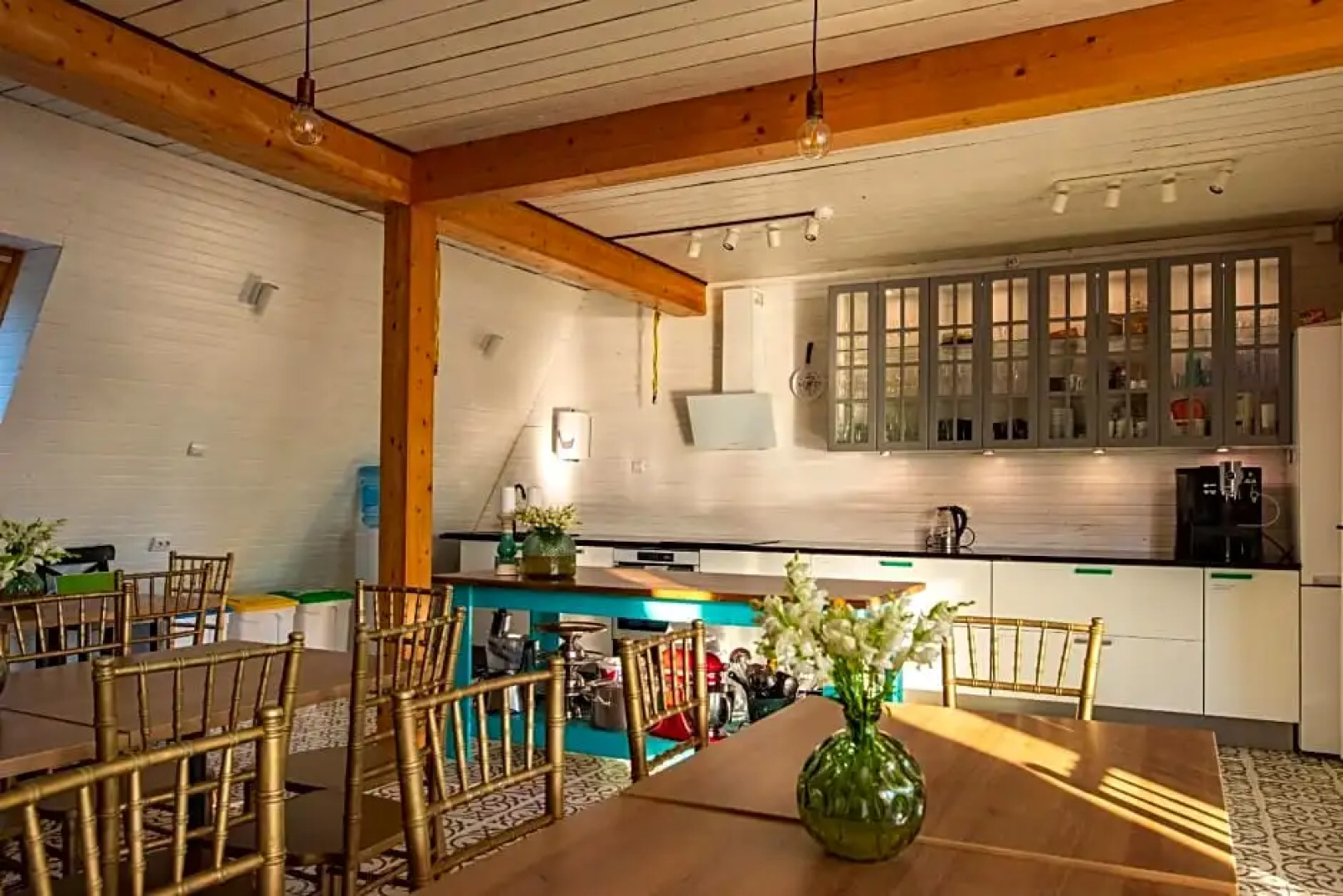 Saarj¿e puhkemaja tuba koos hommikus¿¿giga