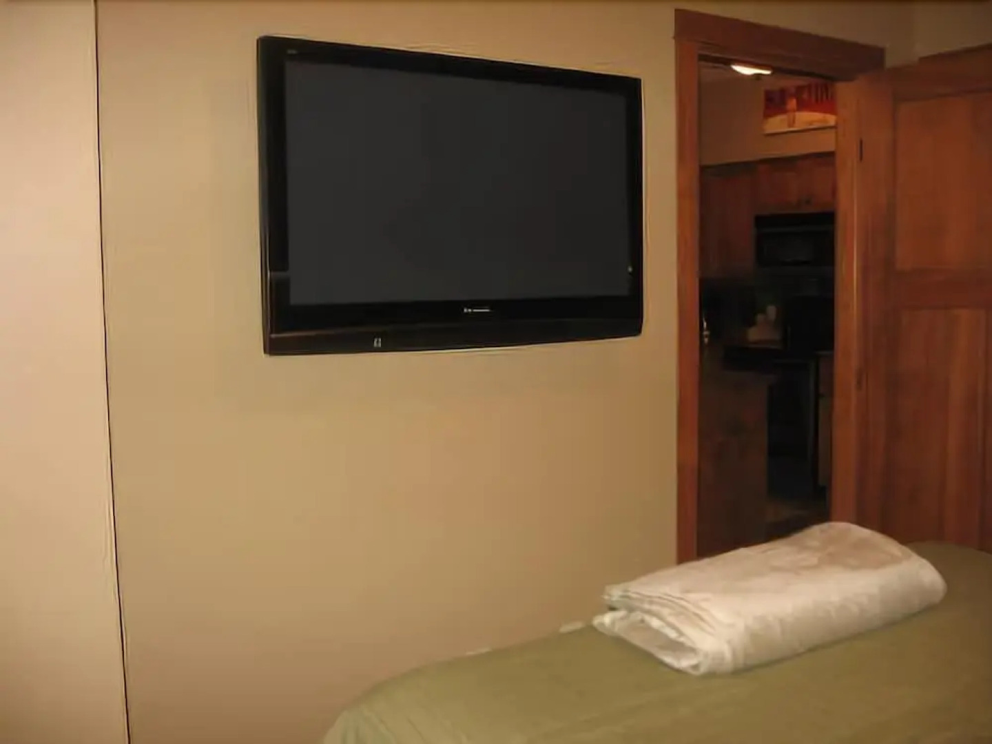 Sun Peaks Accommodation by Bear Country