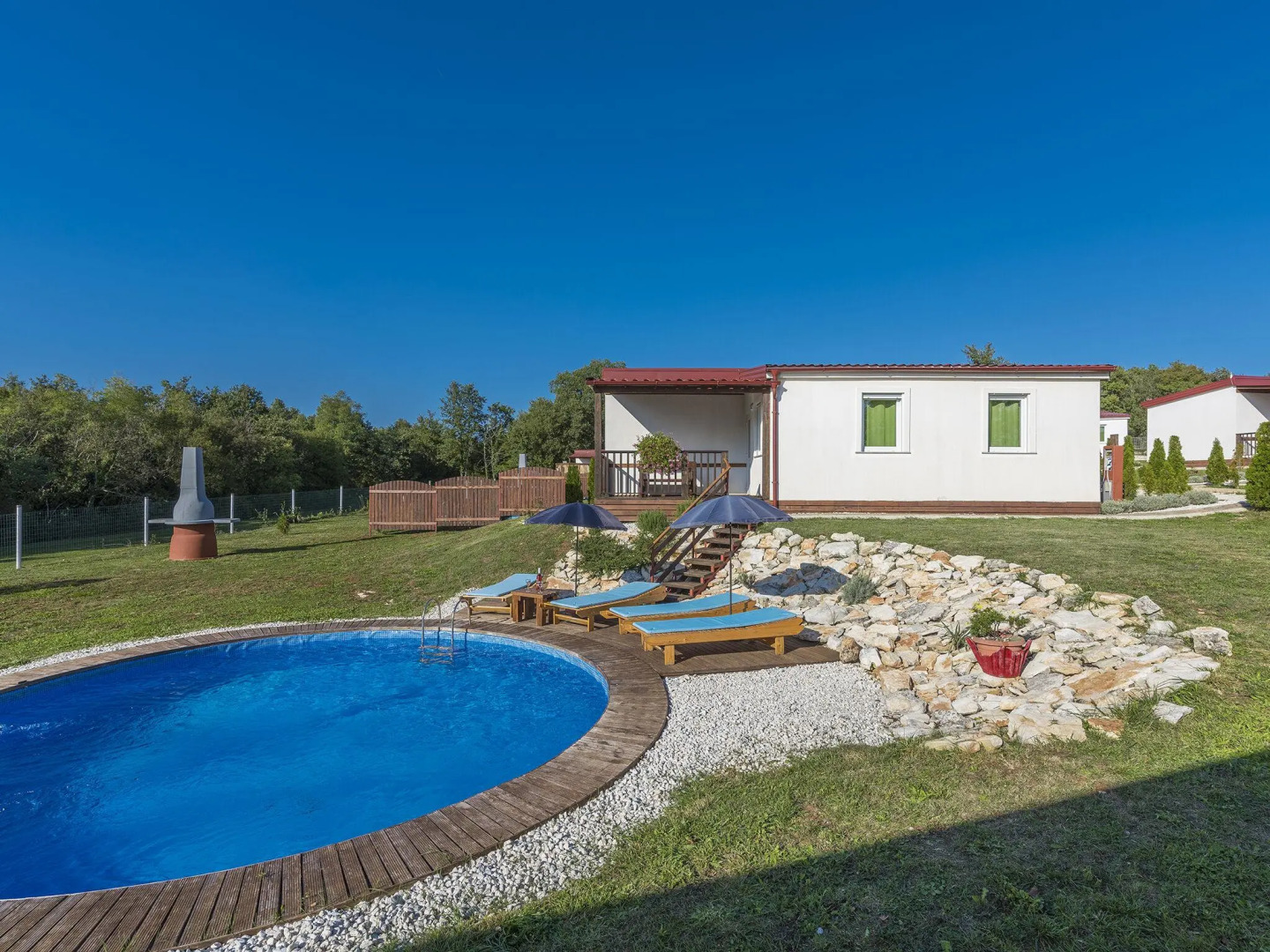 Holiday house with private pool for 4-6 persons in the holiday park Jelovci
