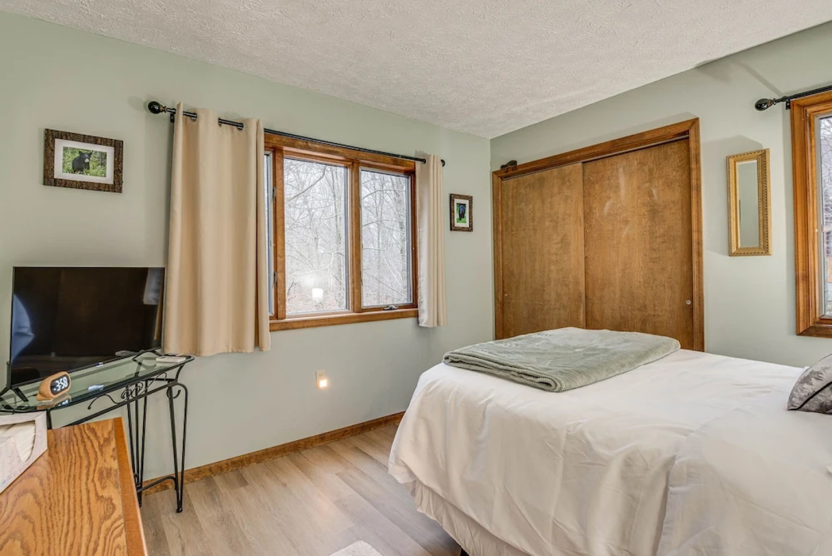 Eco-friendly Poconos Cabin w/ EV Charger!