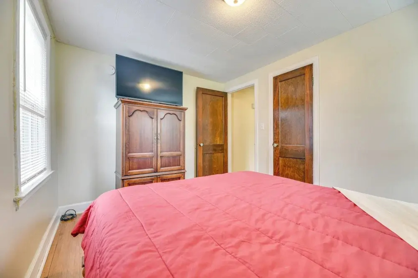 Quiet Cheektowaga Retreat: 23 Mi to Niagara Falls!