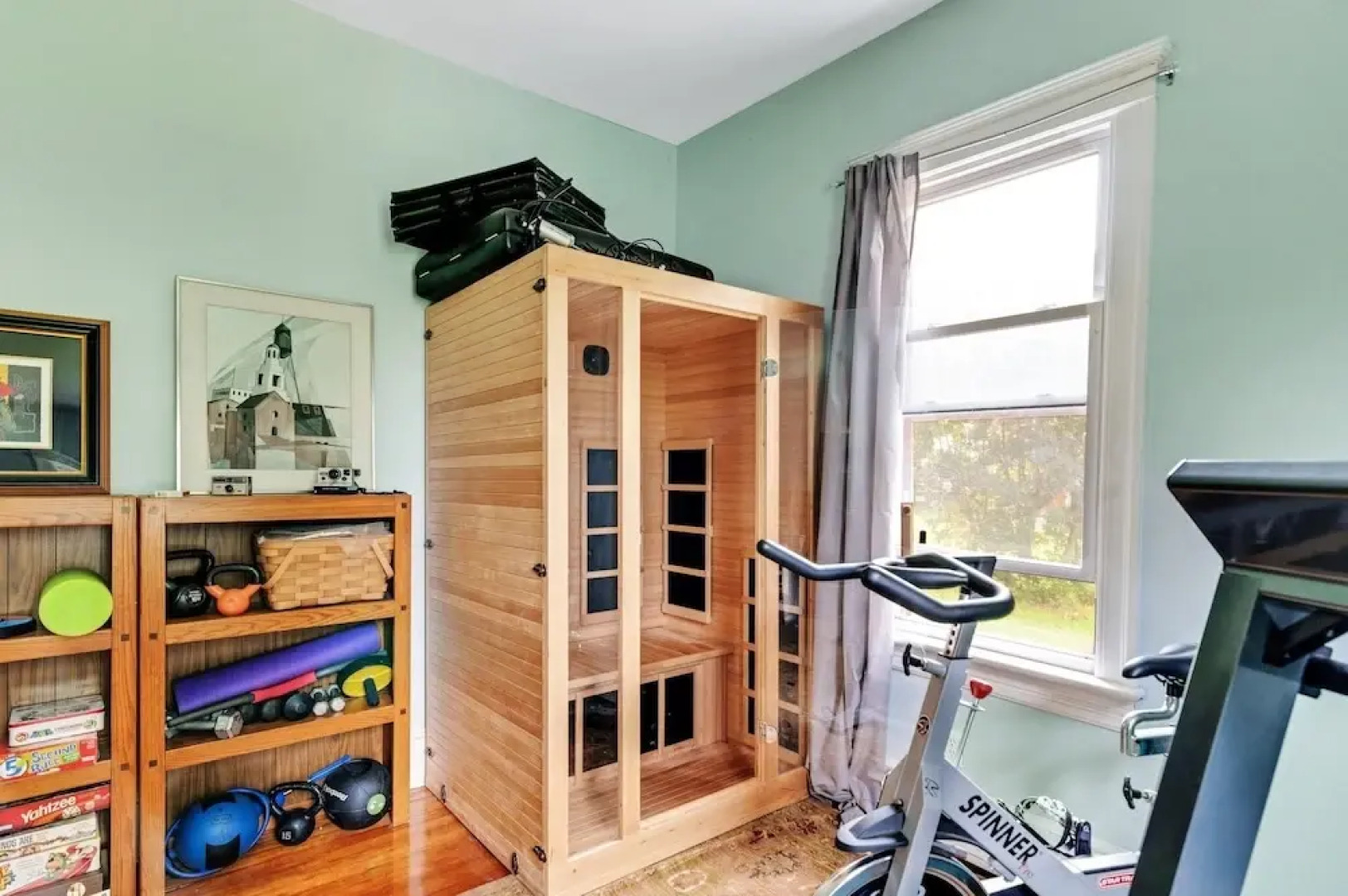 Spacious Victorian Home With Mountain Views And Lots Of Fun Extras!! 5 Bedroom Farmhouse by RedAwning