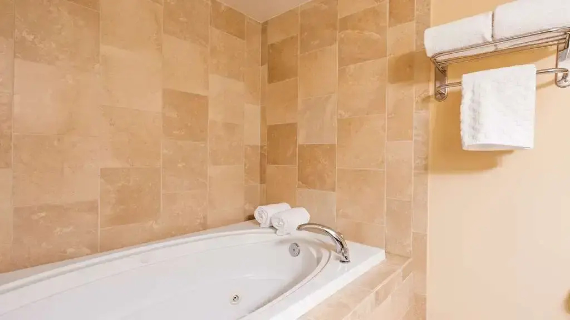 Best Western Plus Cottontree Inn