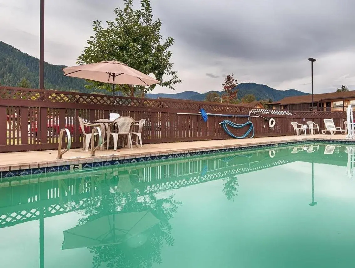 Oakridge Inn & Suites