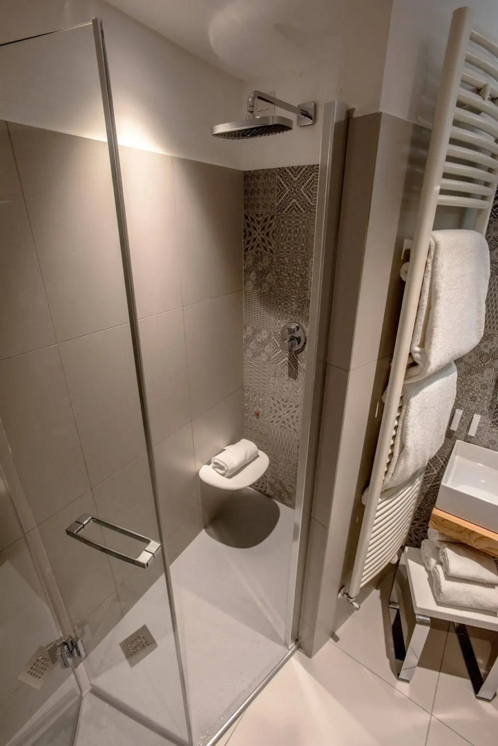 Uve Rooms & Wine Bar