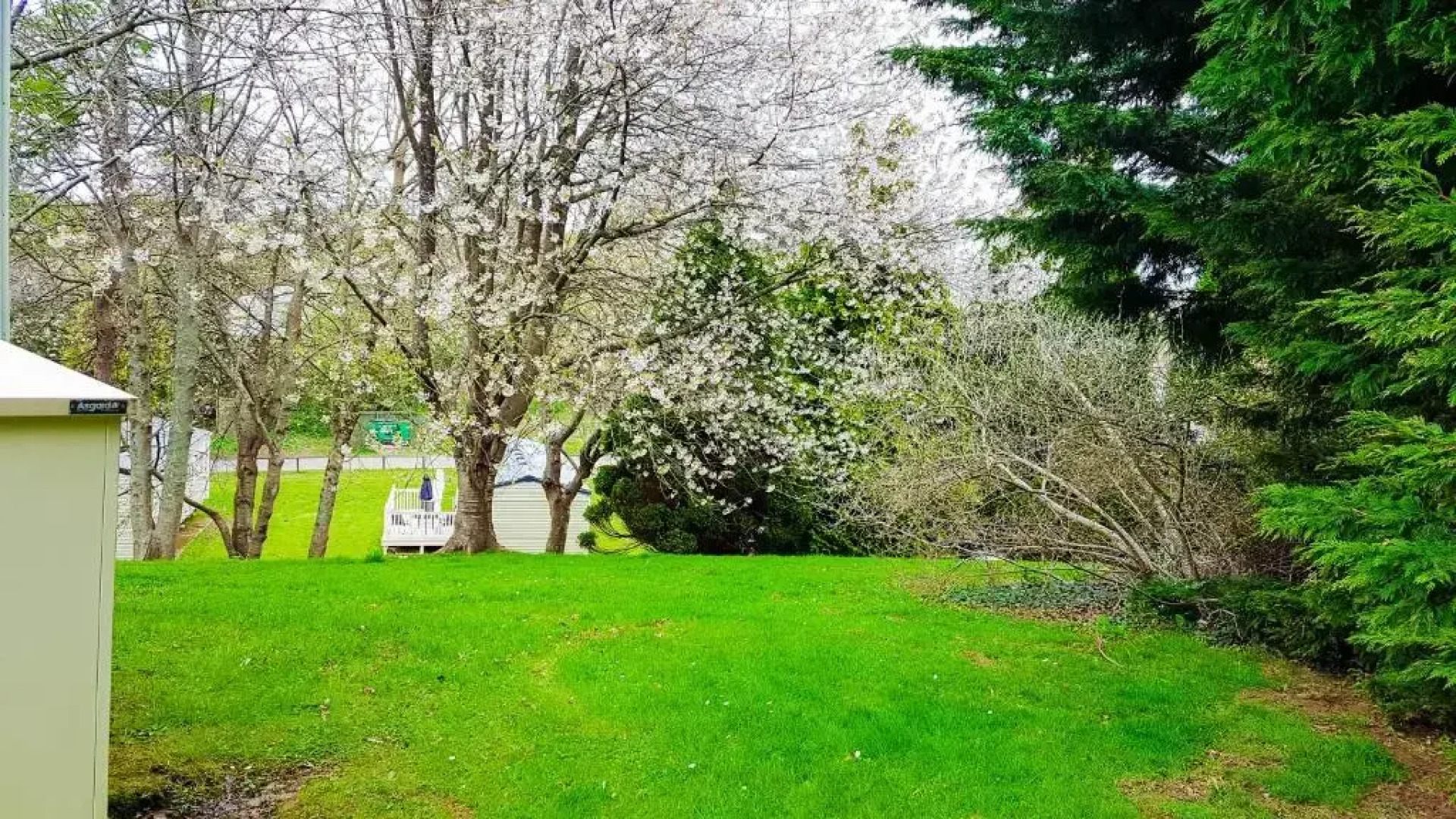 3 Bedroom Caravan with On-Site Pool, Island View 6