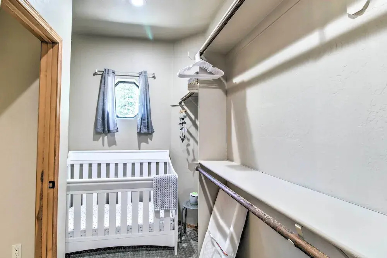 Hot Tub & Game Room: All-season Pinetop Cabin