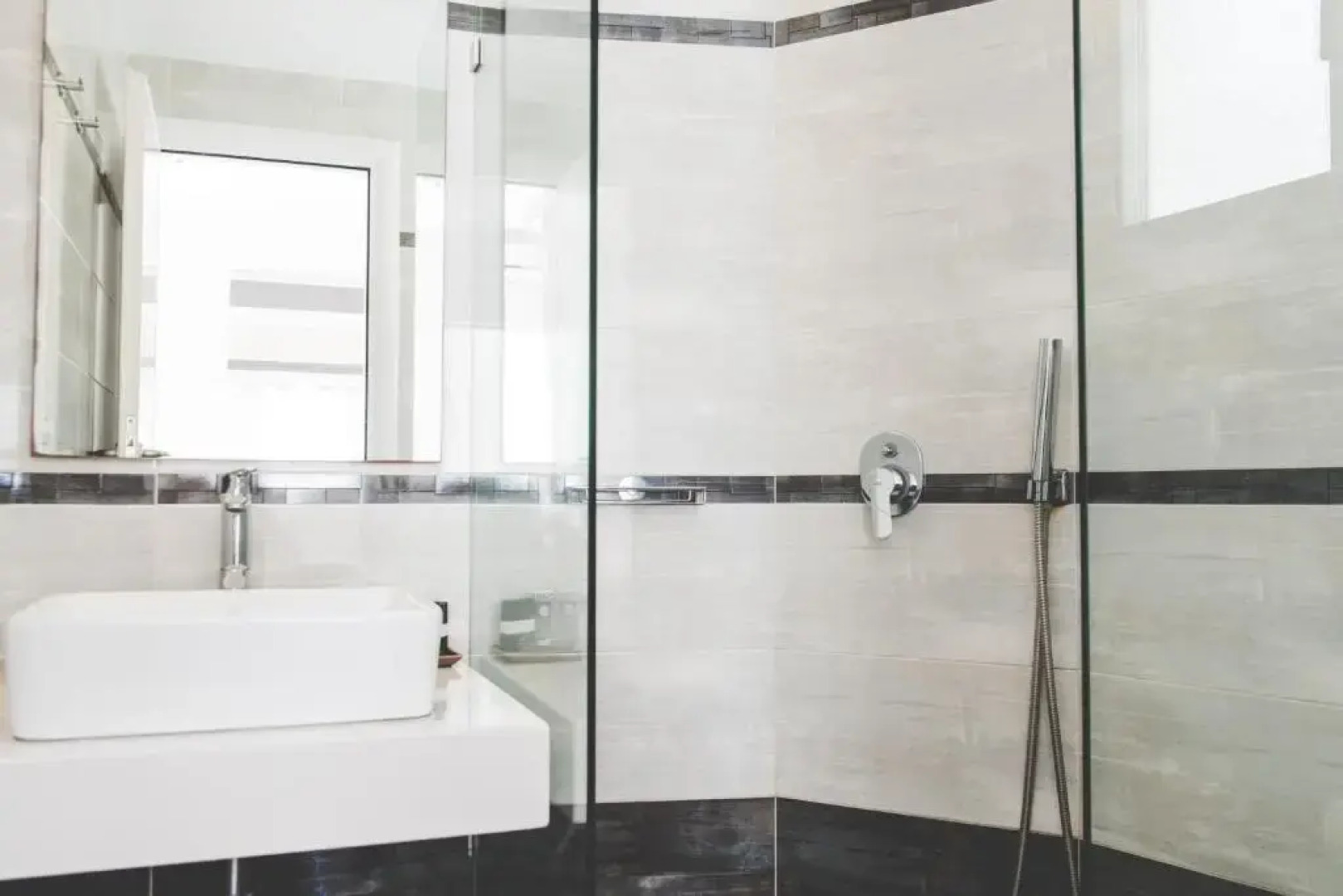 Super Paradise Hotel