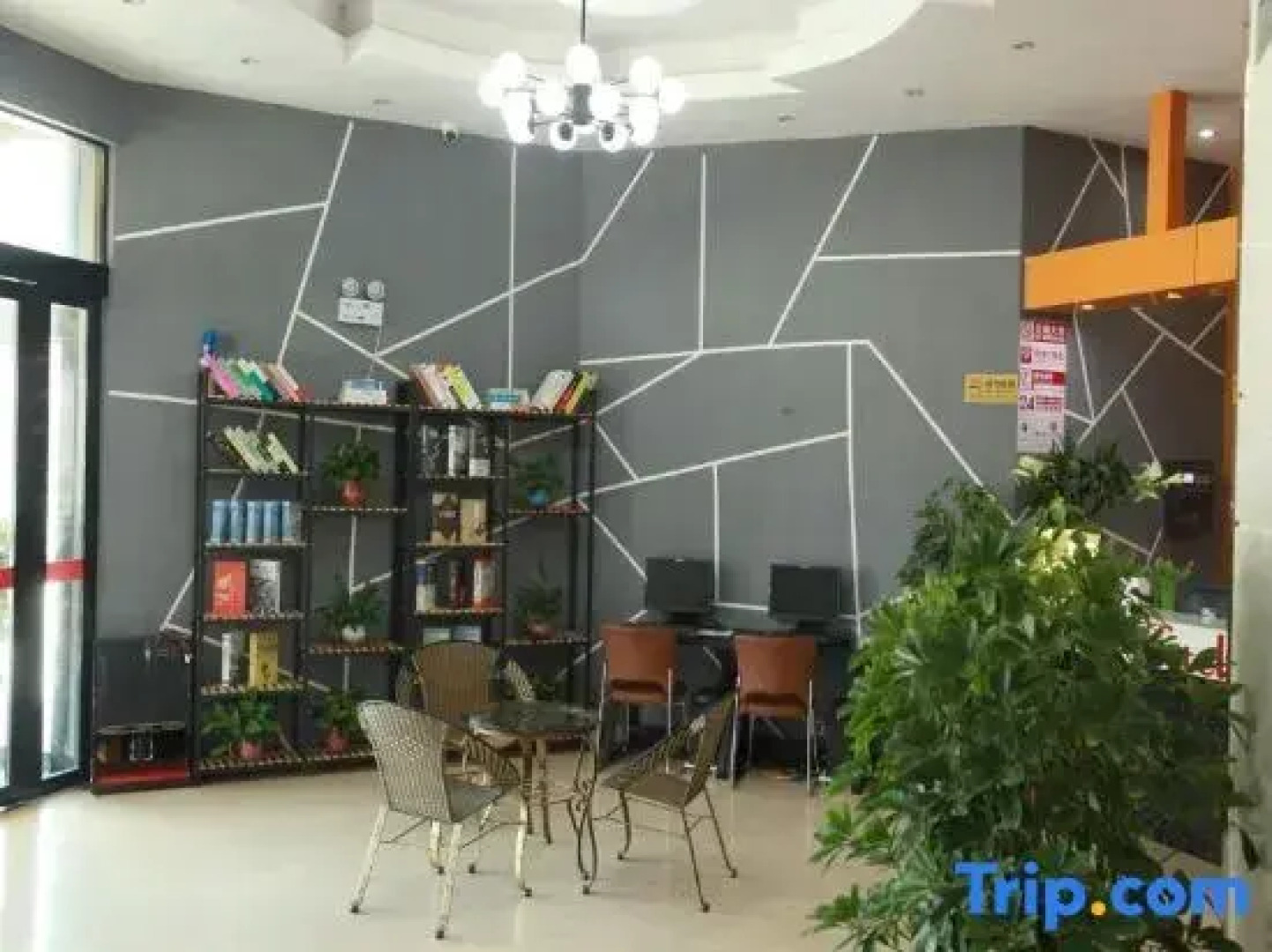 Shell Xinyang Huangchuan Country Railway Station Hotel