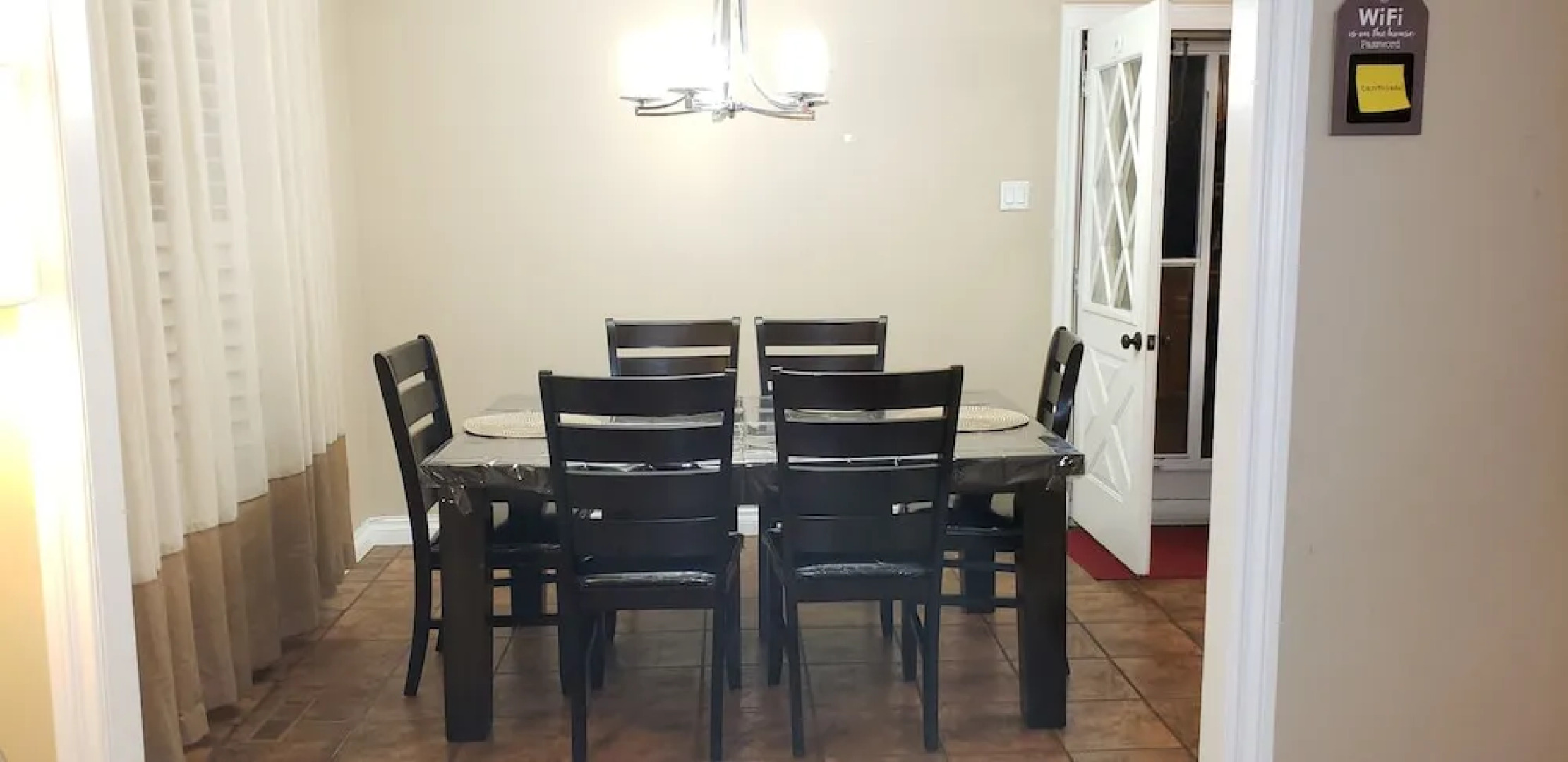 Bungalow With Cozy 4 Bedrooms on a Large Property Lot ! Late Check-out