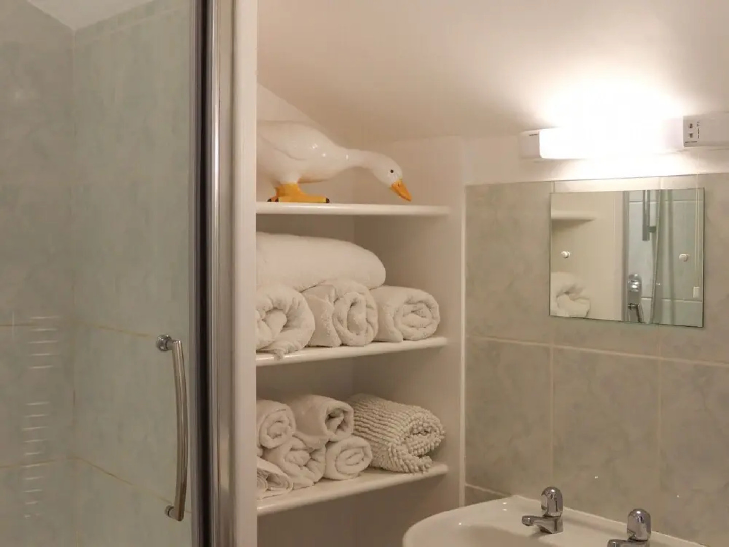 Beautiful, Spacious Cottage Offering Views of the River Nar