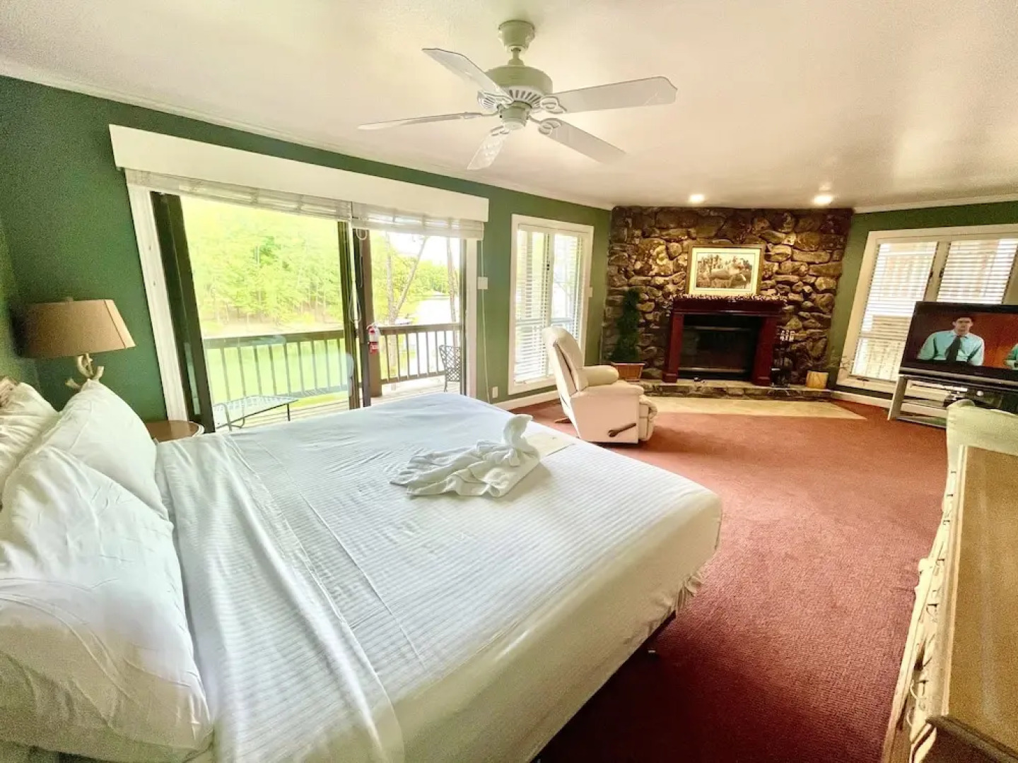 80BPD, Four bedroom, two 1/2 bath log-sided condo with lake view , garage by RedAwning