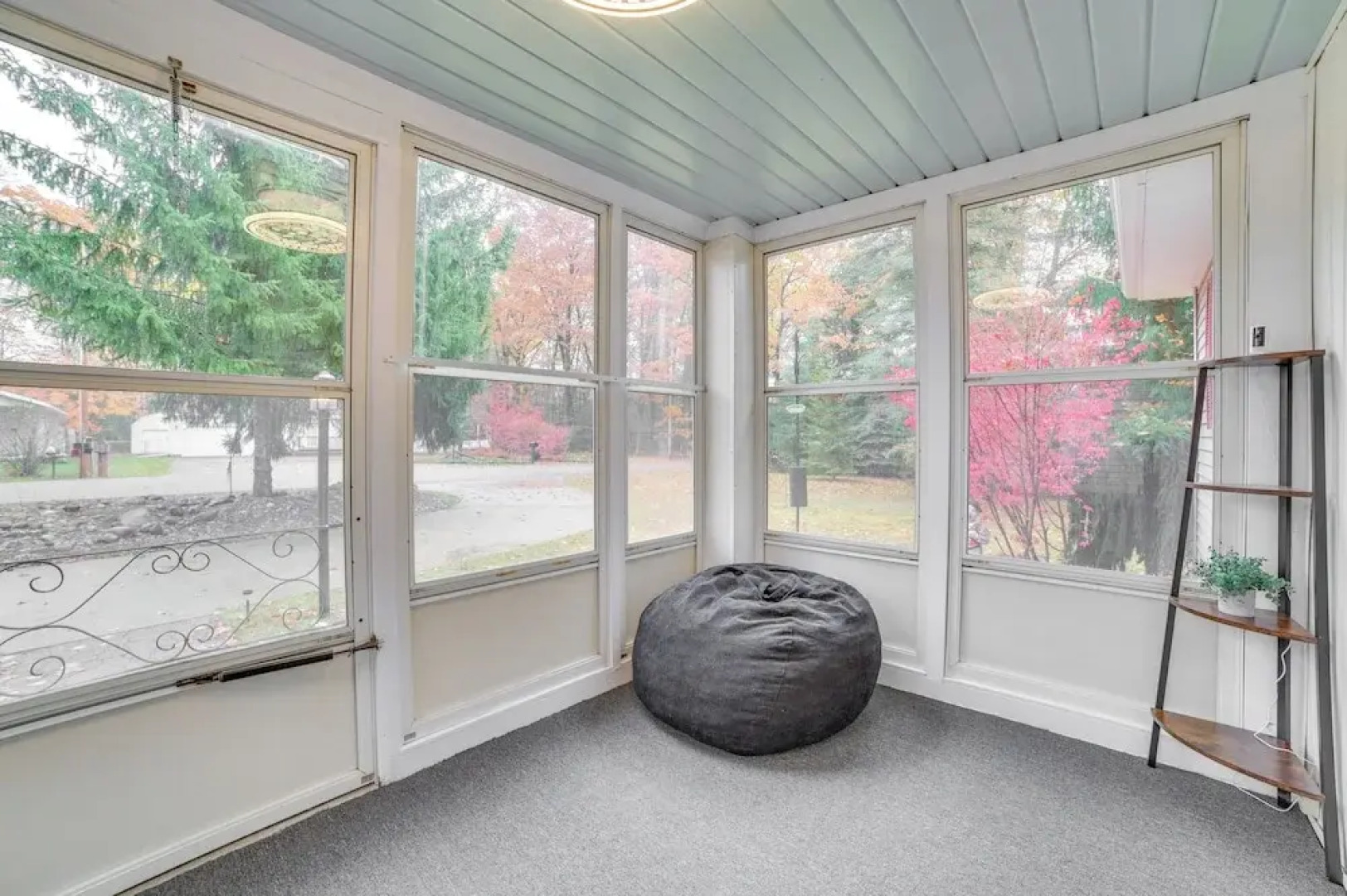 Houghton Lake Vacation Rental - Walk to the Water!