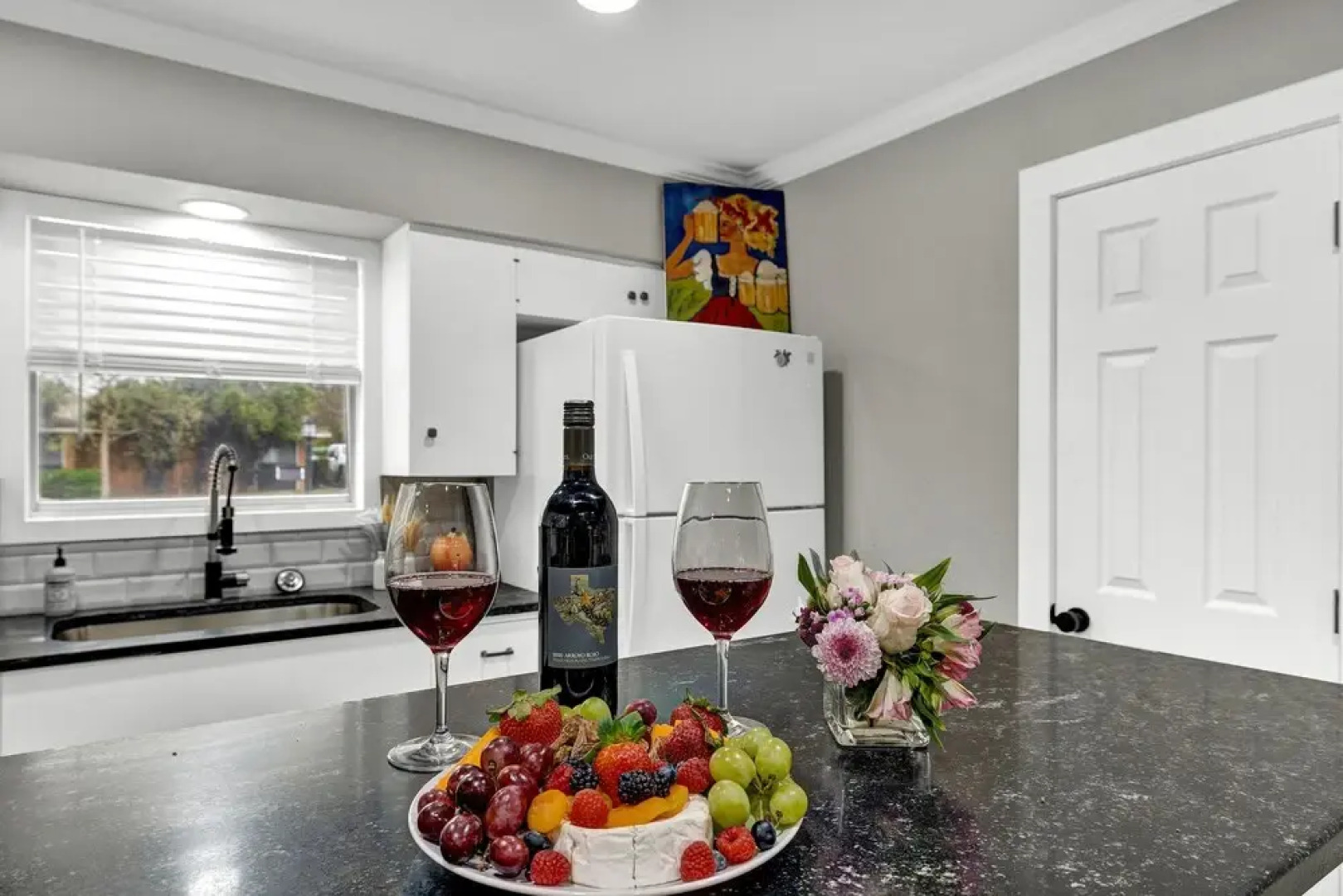 Charming Oasis Hot Tub & Fire Pit - 1mi to Dwntn