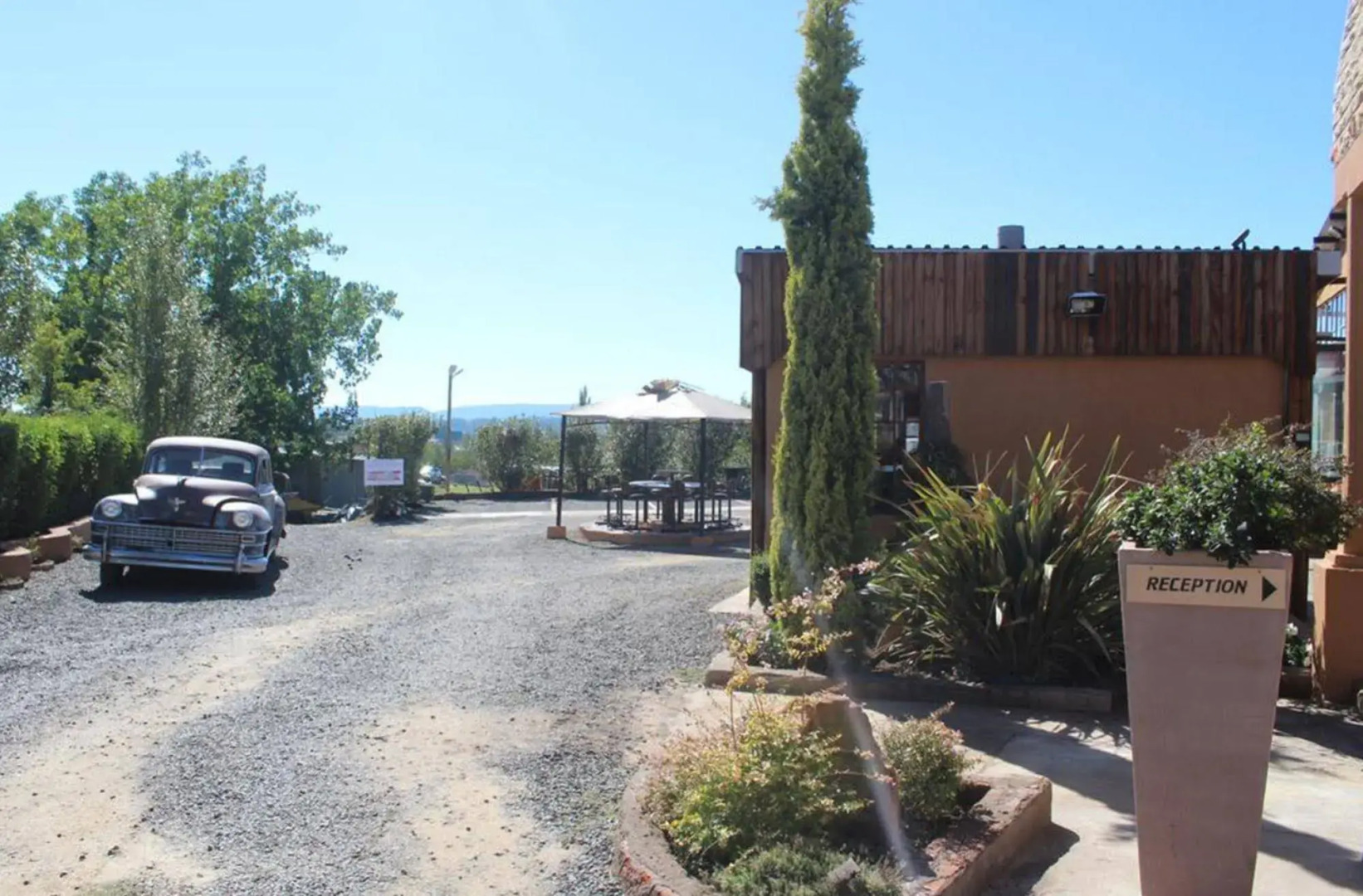 J and E Cyaara Guest House