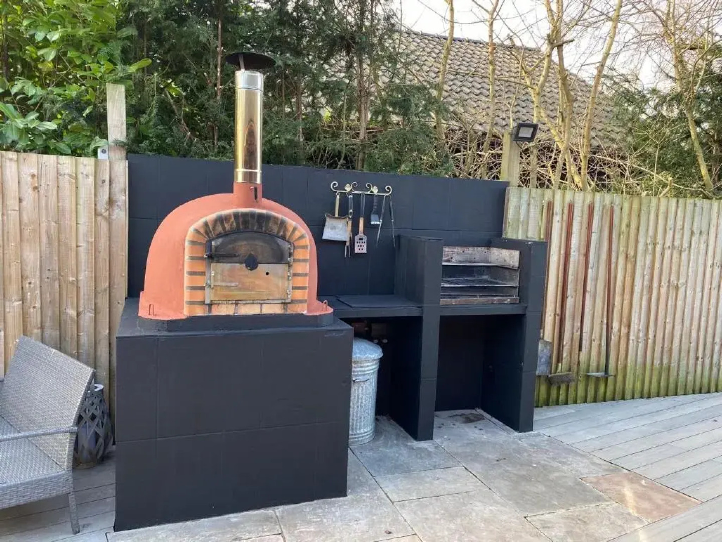 Woodpecker Log Cabin with hot tub, pizza oven bbq entertainment area, lakeside with private fishing peg situated at Tattershall Lakes