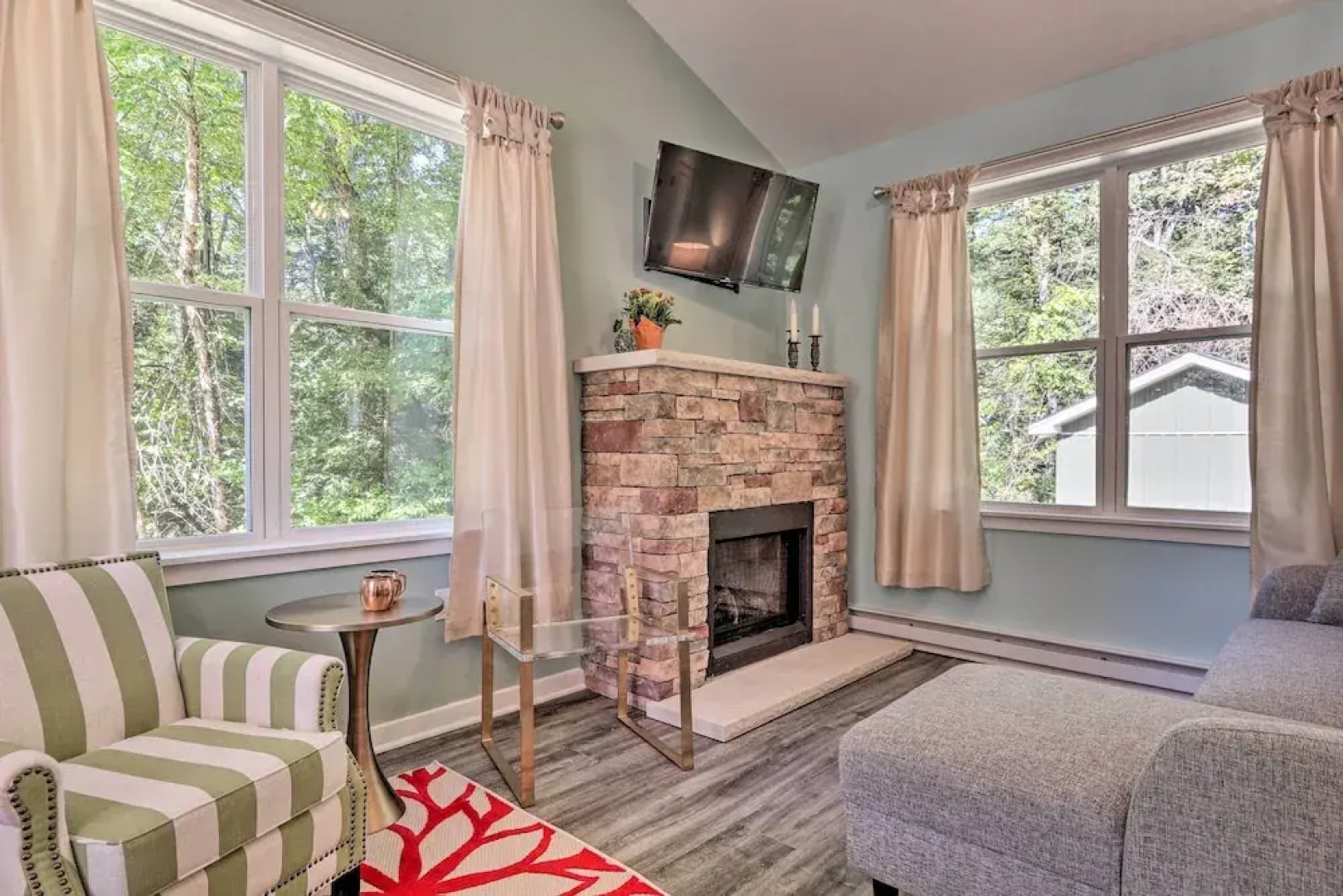 16 Mi to Ski Slopes! Creekside Poconos Cottage