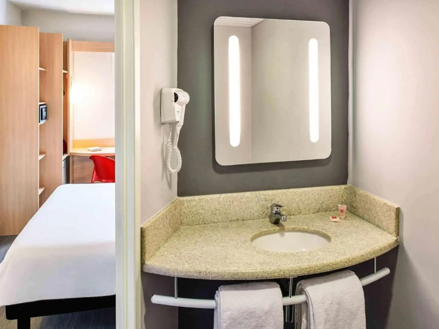 Ibis Guaratinguetá Aparecida