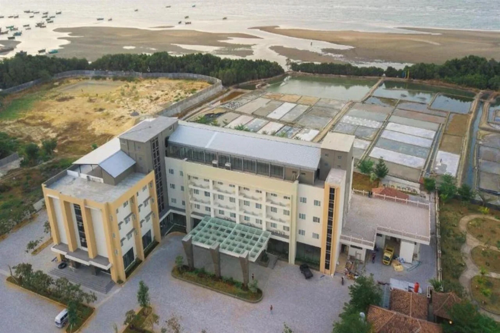 Pollos Hotel & Galerry Rembang