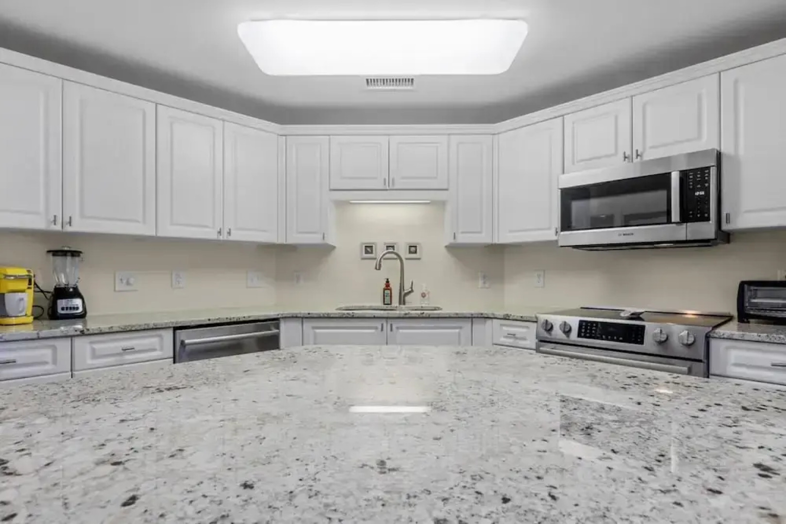 Yacht Club Dream 3 Bedroom Condo by RedAwning