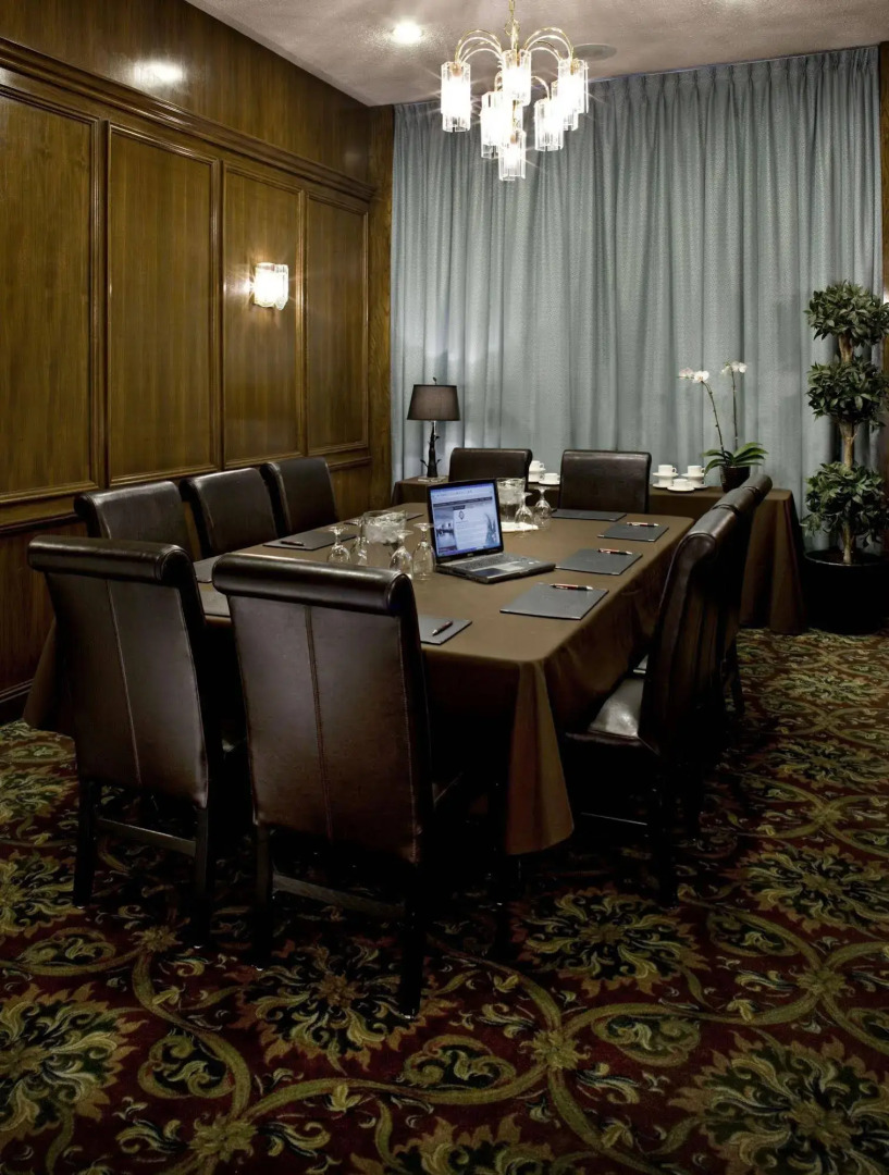 Carriage House Hotel & Conference Centre