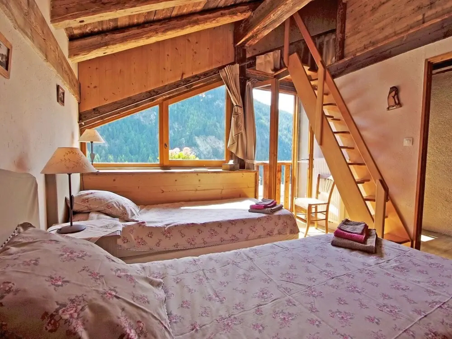 Superb Savoyard traditional chalet located 500 m from the slopes