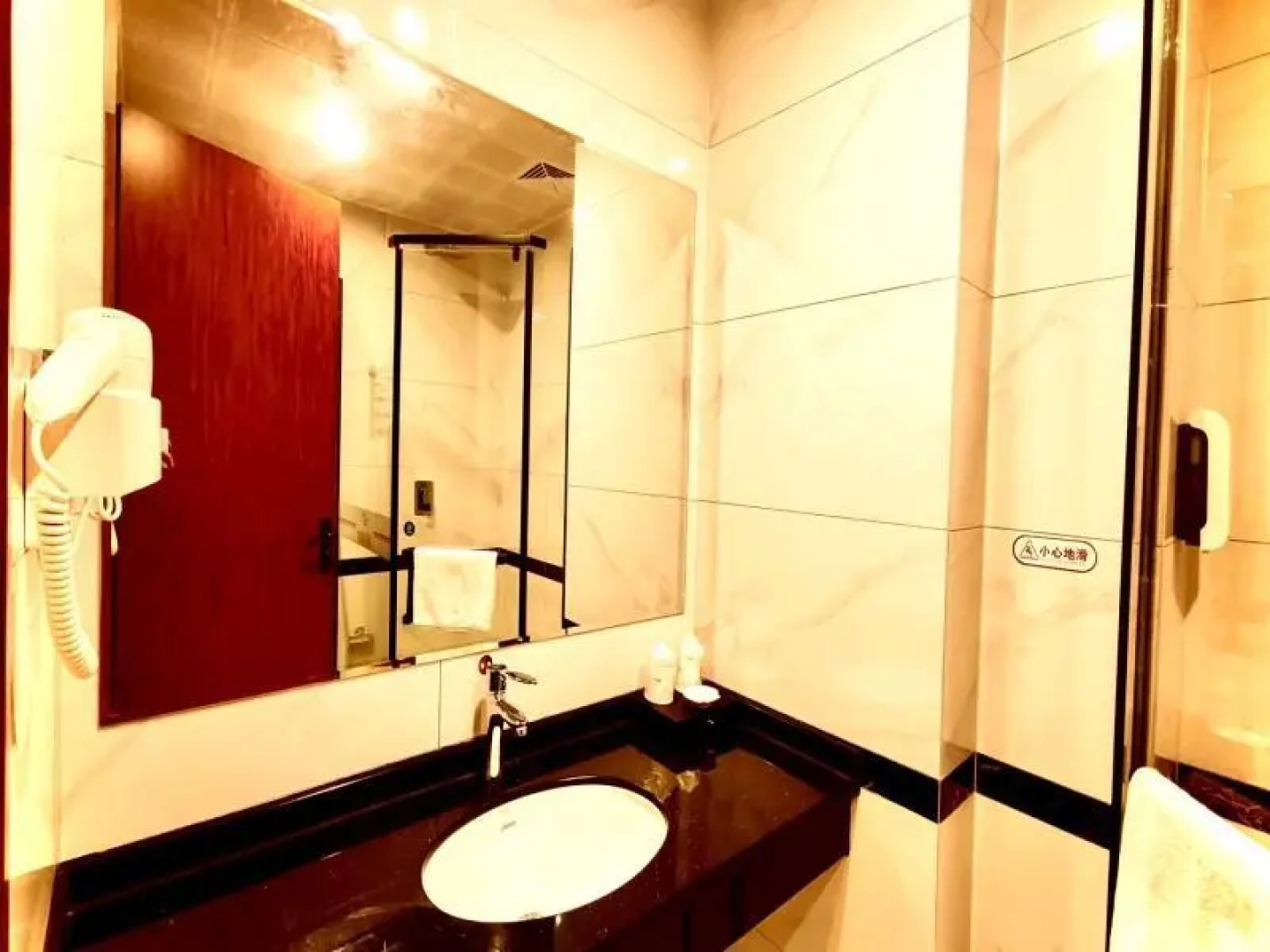 Shell Hotel Guangxi Fangchenggang North High-Speed Railway Station