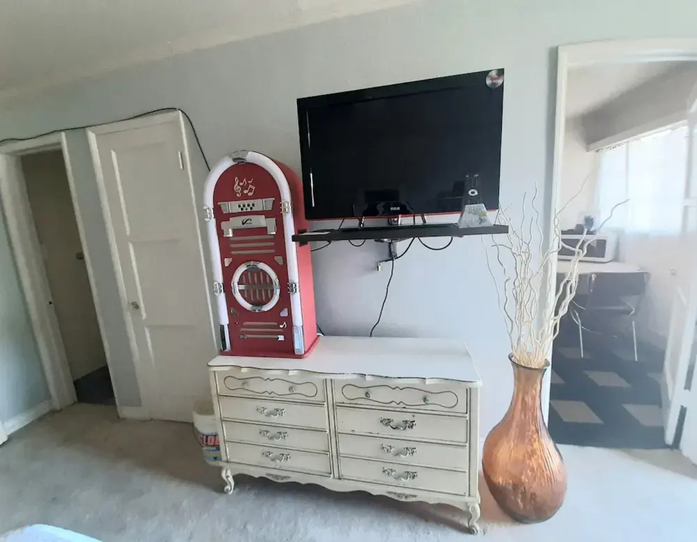 The New Star Motel with Studio-Kitchens: 1950s Extended-Stay Lodging and Retreat Center