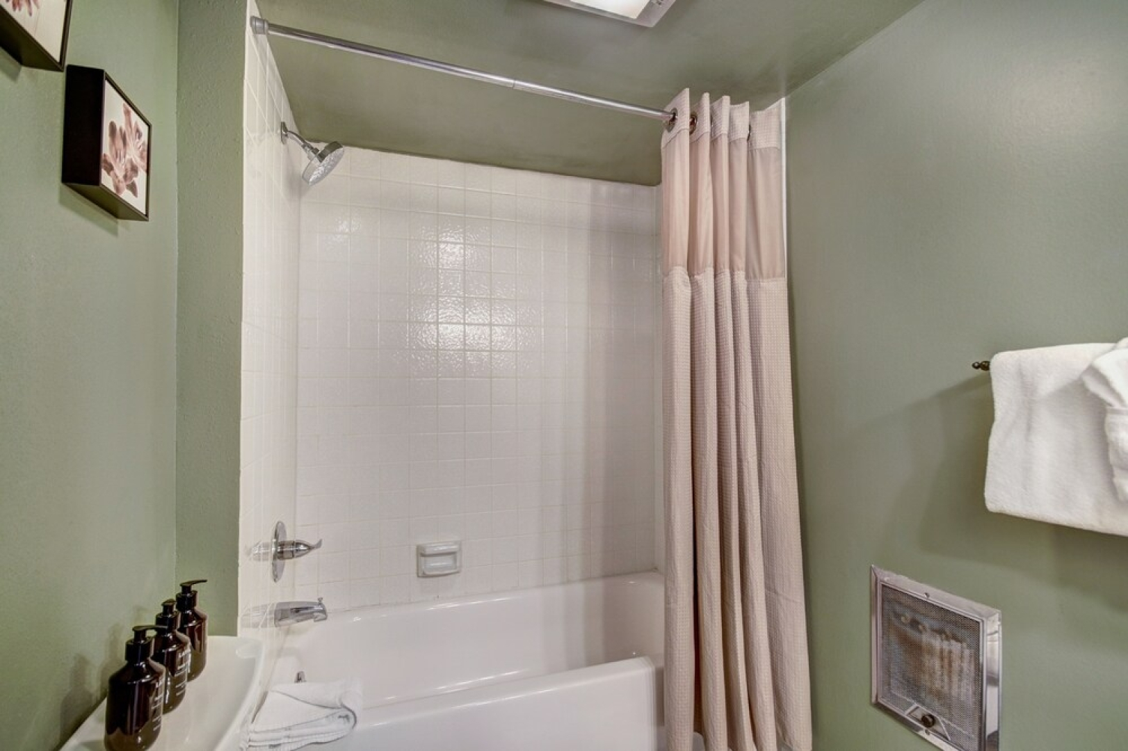 2BR/2BA Condo on Shuttle Route - Wild Irishman 1015 - Pool & more!