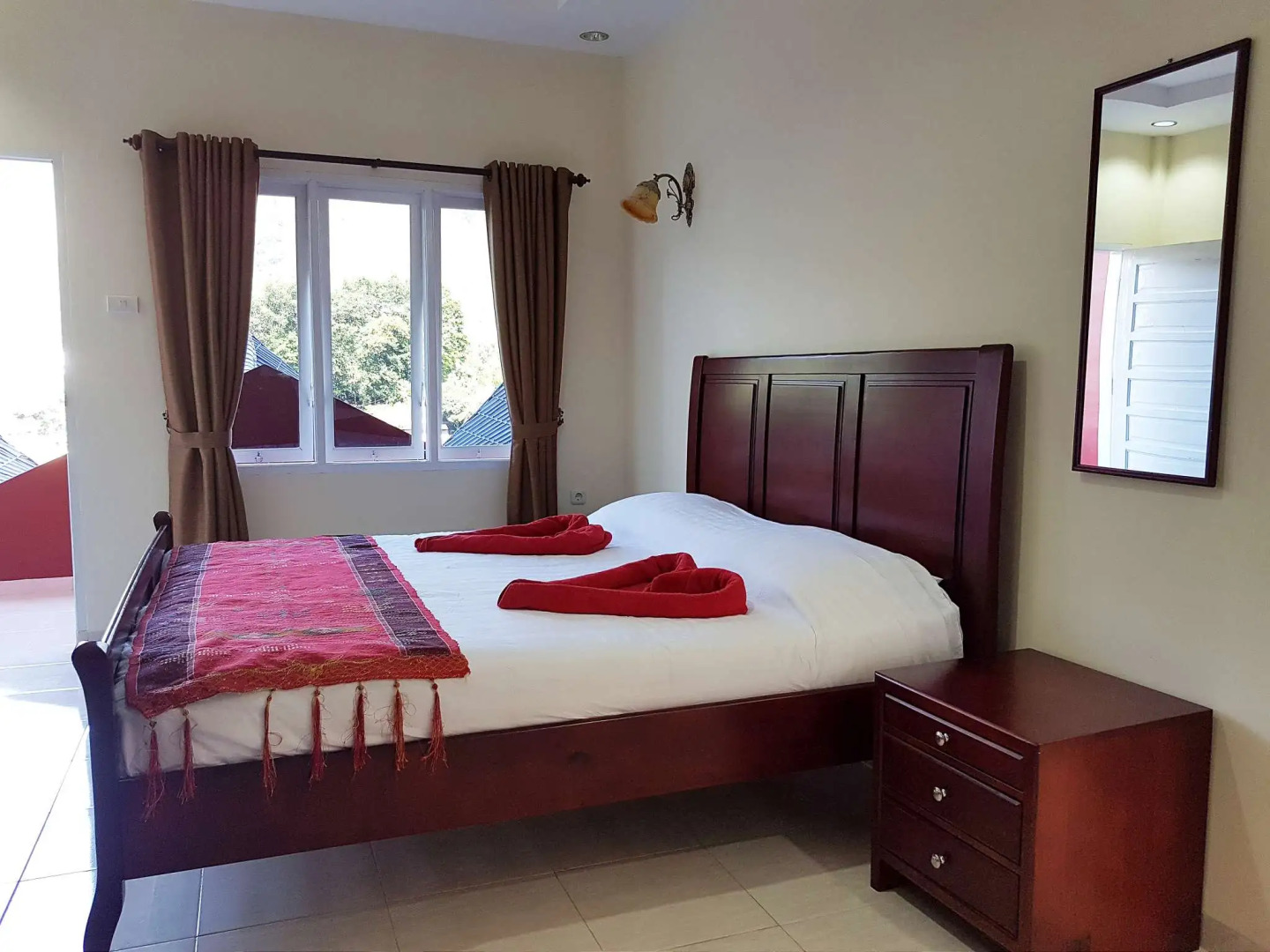 Zoe's Paradise Waterfront Hotel