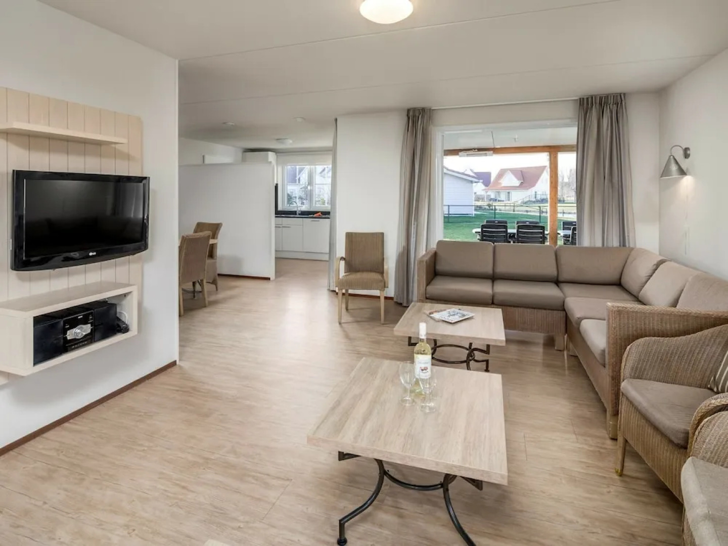 Detached Villa With Four Bathrooms Near the Sea