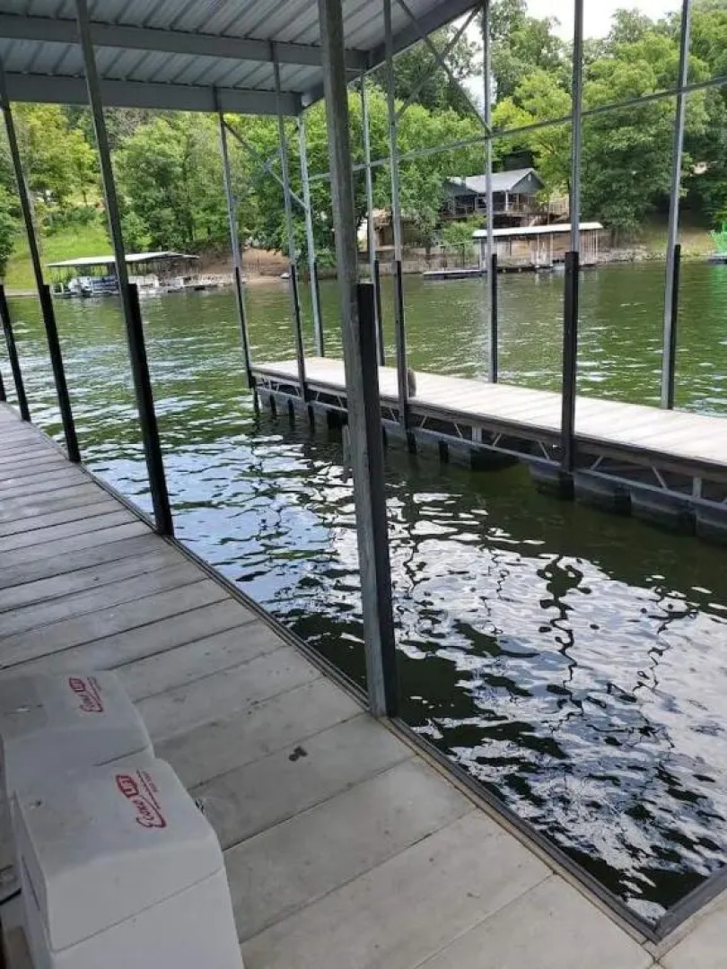 Large Lake Tudor Home, Dock, 3 acres, walk to Bagnell Dam , 1 MM