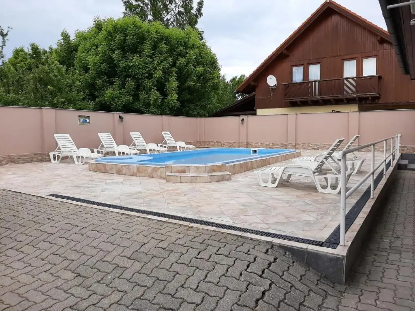 42 féröhelyes apartman