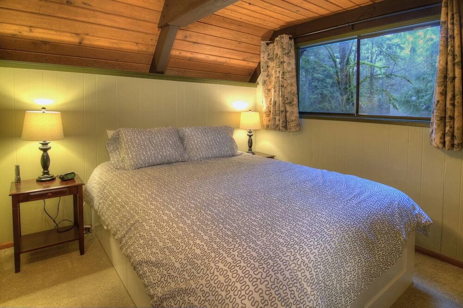 Cedarwood Grove - Two Bedroom Cabin with Hot Tub