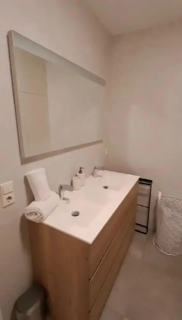 Bright 2 bedrooms flat w parking&balcont