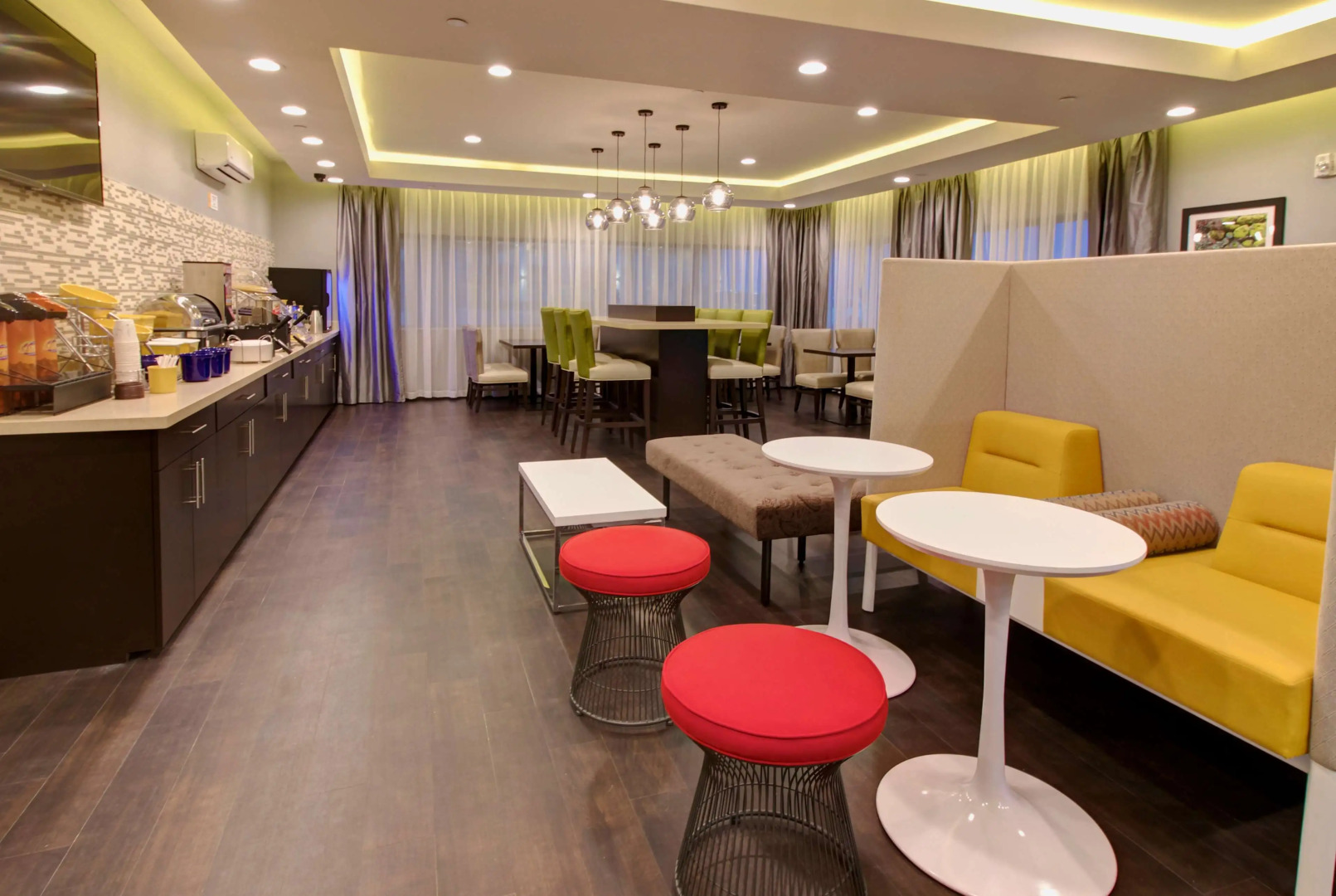 Days Inn & Suites by Wyndham Port Arthur