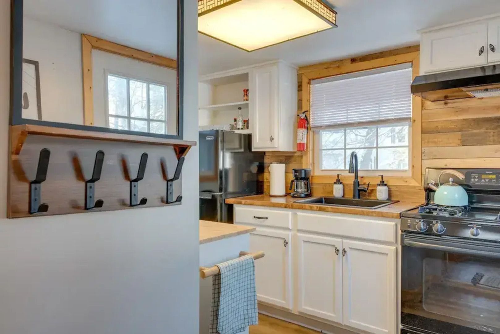 7 Mi to Jack Frost Ski Area: Cozy Blakeslee Cabin!