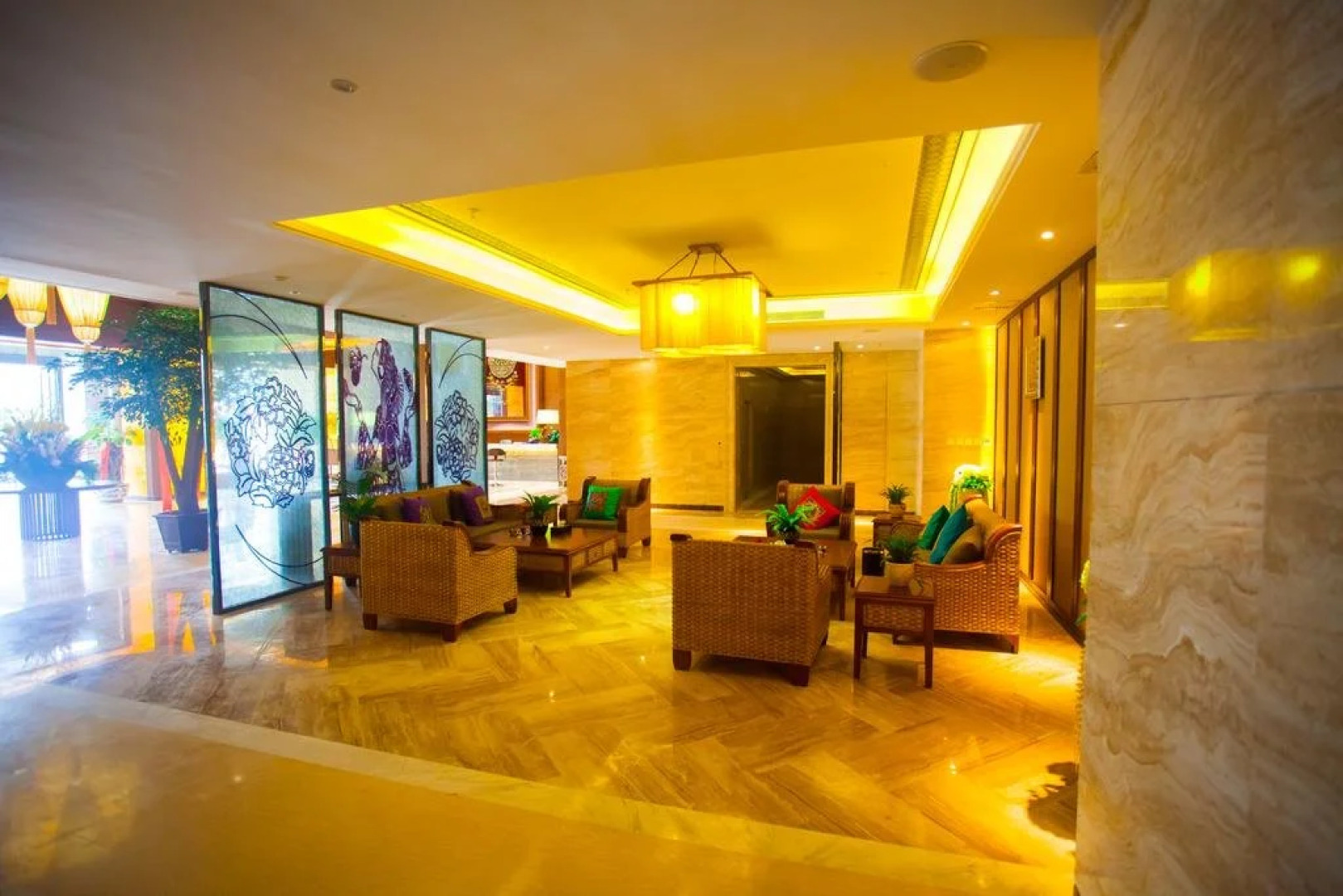 Luoping Rongting Holiday Hotel